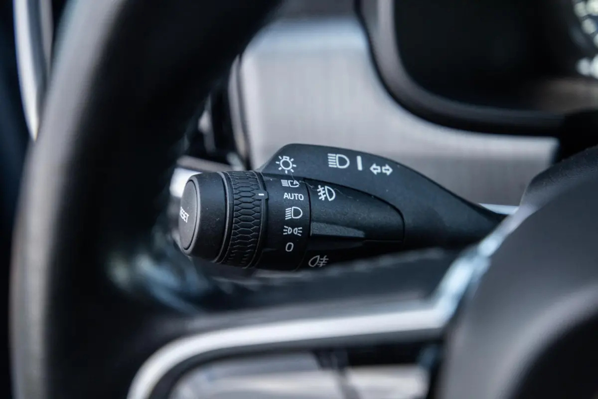 2.0 T5 Momentum LEER / CARPLAY / ADAPTIVE CRUISE  / STOELVERWAMING / NAVI