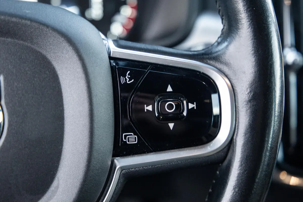 2.0 T5 Momentum LEER / CARPLAY / ADAPTIVE CRUISE  / STOELVERWAMING / NAVI