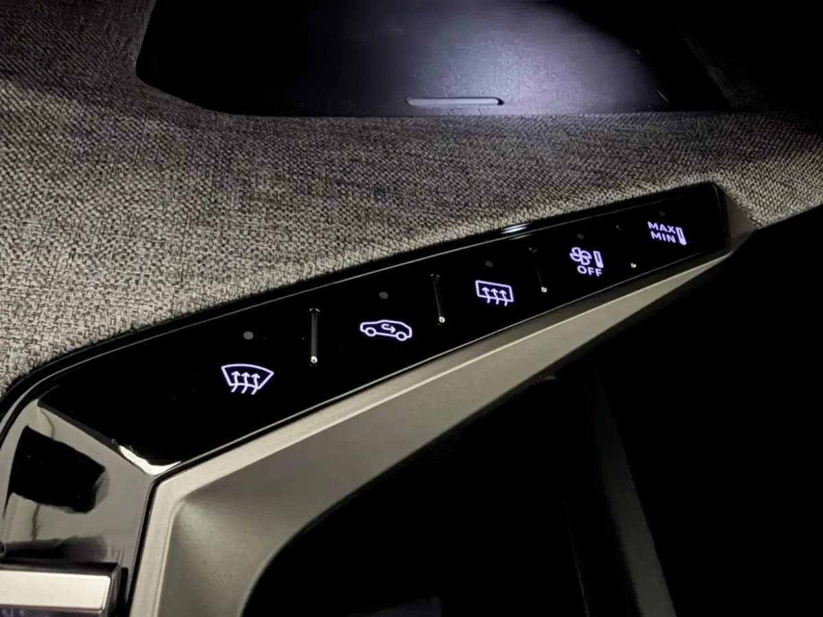1.2 Hybrid 145 Allure Nieuw! Direct uit voorraad leverbaar! | 7-Zits | Climate Control | Camera | Full Map Navigatie | Apple Carplay / Android Auto