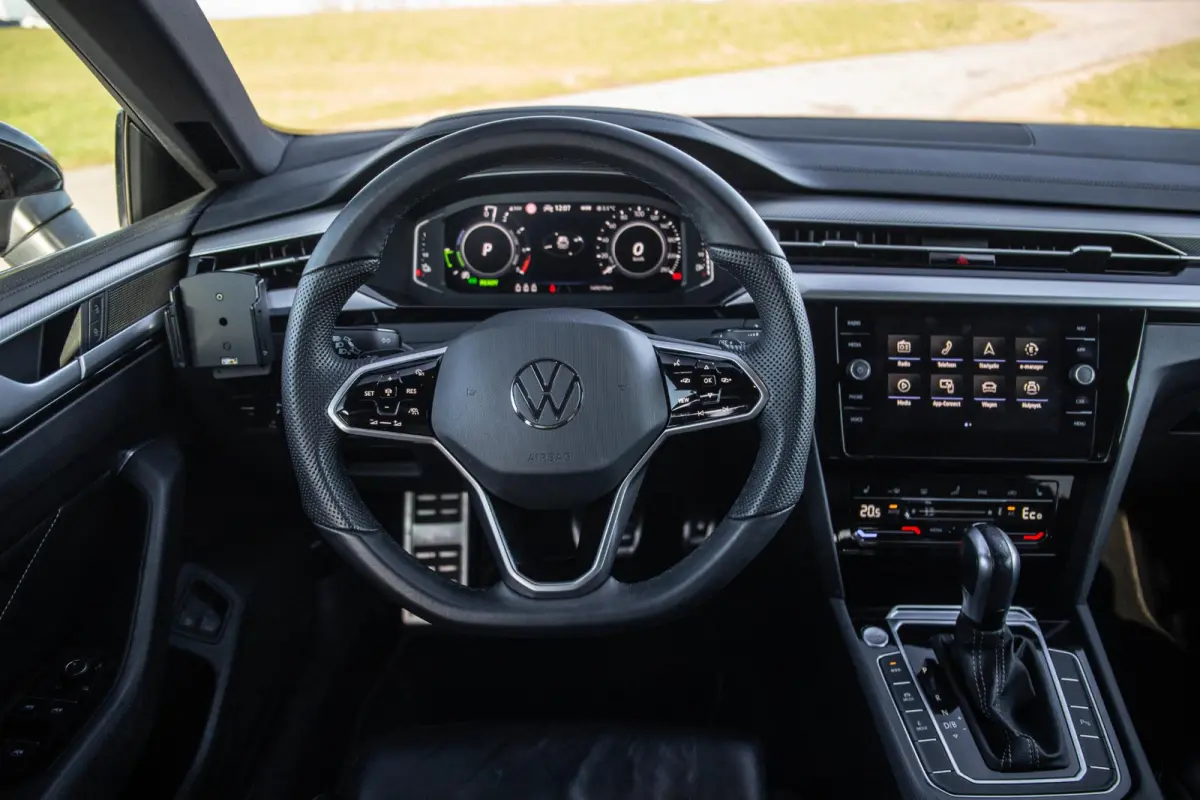 1.4 TSI eHybrid R-Line Business CARPLAY / LEER / CAMERA / MEMMORY / LED / STOELVERWARMING