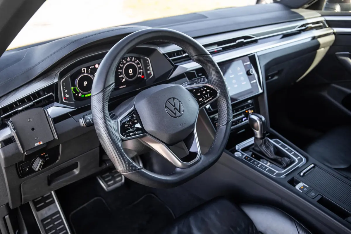 1.4 TSI eHybrid R-Line Business CARPLAY / LEER / CAMERA / MEMMORY / LED / STOELVERWARMING