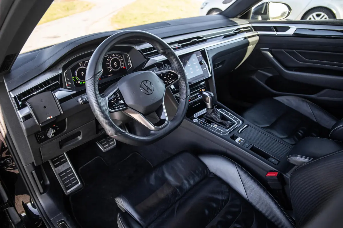 1.4 TSI eHybrid R-Line Business CARPLAY / LEER / CAMERA / MEMMORY / LED / STOELVERWARMING