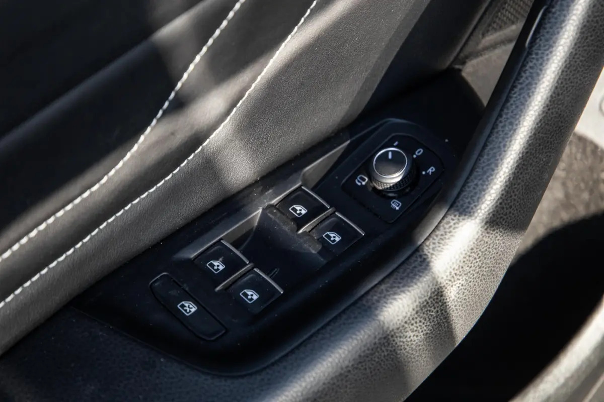 1.4 TSI eHybrid R-Line Business CARPLAY / LEER / CAMERA / MEMMORY / LED / STOELVERWARMING