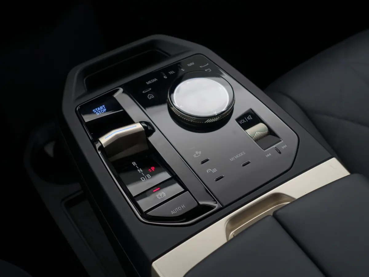 xDrive40 M Sport Plus 77 kWh- Stoelmassage, Harman Kardon, 360 Camera, Head Up, Memory Seats, Sfeerverlichting