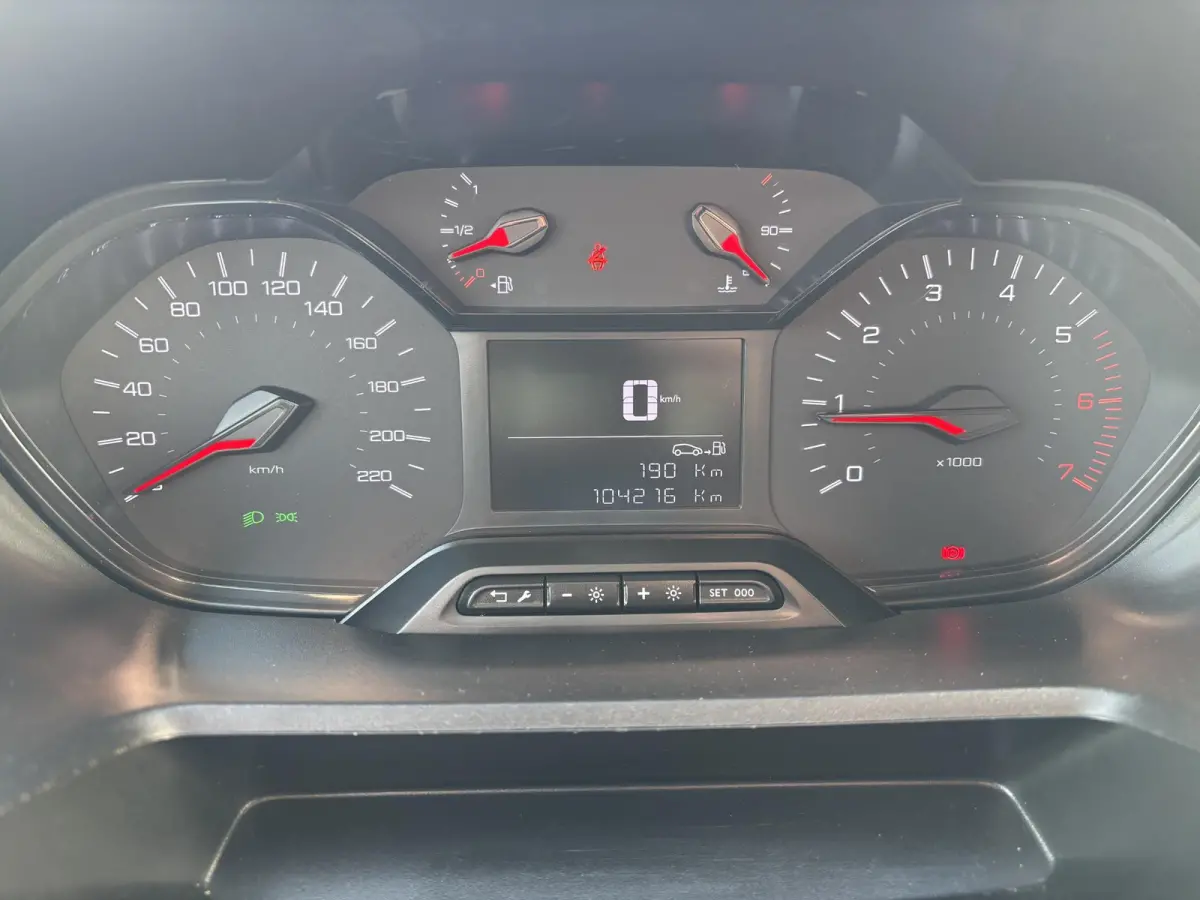 1.5 BlueHDI Premium*A/C*CRUISE*SCHUIF*NW-MODEL*