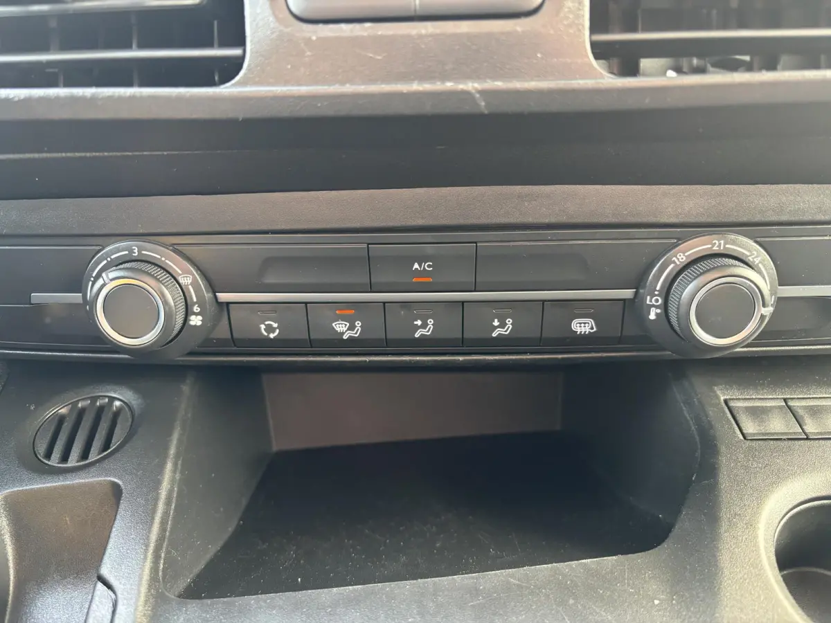 1.5 BlueHDI Premium*A/C*CRUISE*SCHUIF*NW-MODEL*