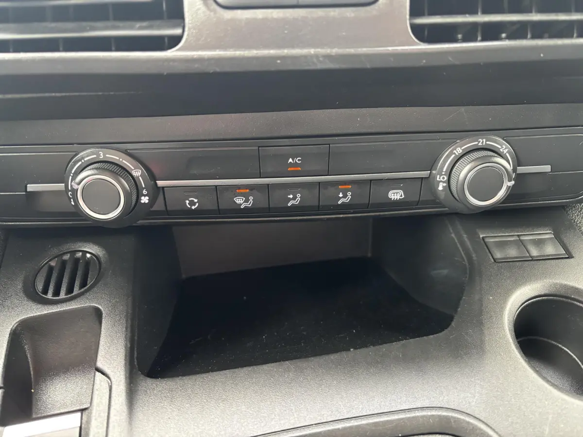 1.5 BlueHDI Premium*A/C*CRUISE*NIEUW MODEL*NAVI*