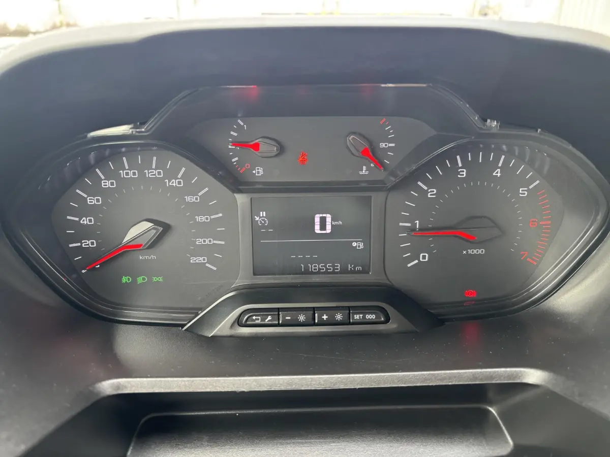1.5 BlueHDI Premium*A/C*CRUISE*NIEUW MODEL*NAVI*