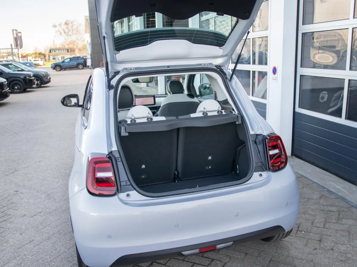 Hybrid La Prima | Clima | LED | PDC | JBL Premium Audio | 17" | Camera | Canneloni Ivory/Piombo interieur