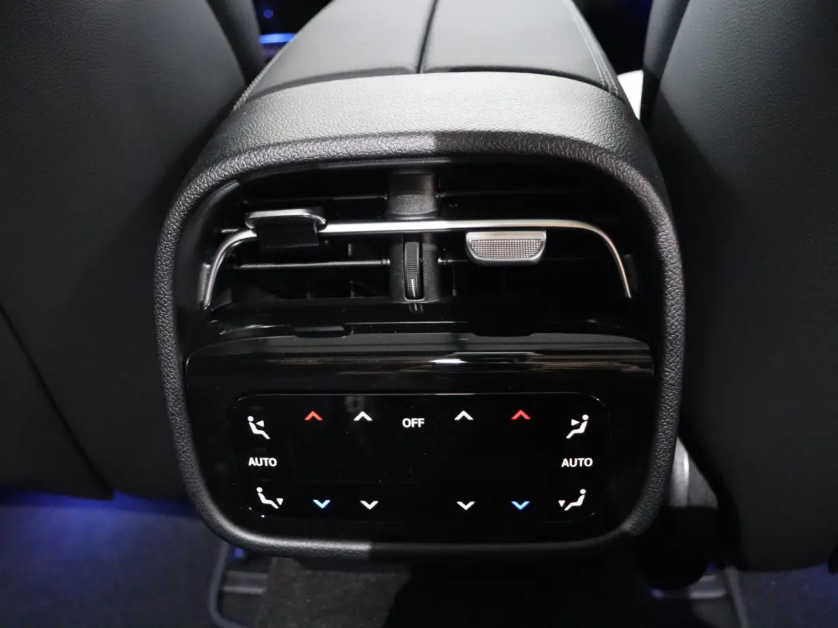 300e Sport Edition | Panoramaschuifdak | Premium plus | Superscreen | Nightpakket | Burmester | Stoelventilatie | Rijassistentiepakket Plus | Head-up display | DISTRONIC |