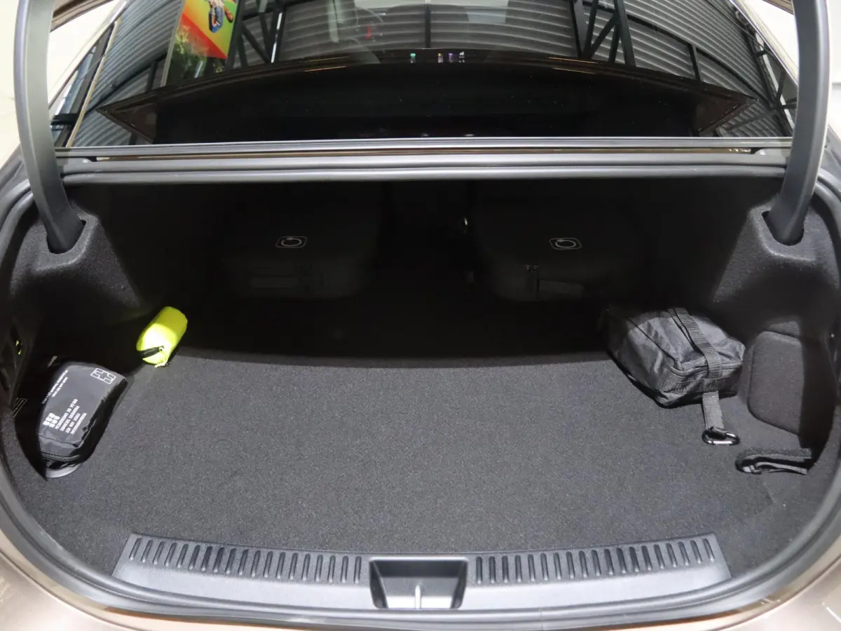 300e Sport Edition | Panoramaschuifdak | Nightpakket | Premium plus pakket | Rijassistentiepakket Plus | Stoelventilatie | Burmester | 360° camera |