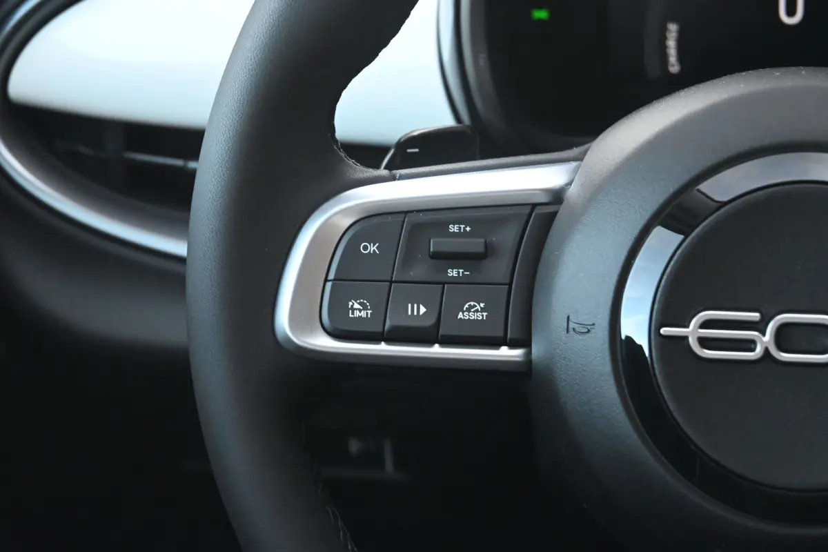 Icon VOORRAAD-ACTIE! | 8 Jaar Fabrieksgarantie | ALL-seasonbanden | Carplay | Stoelverwarming