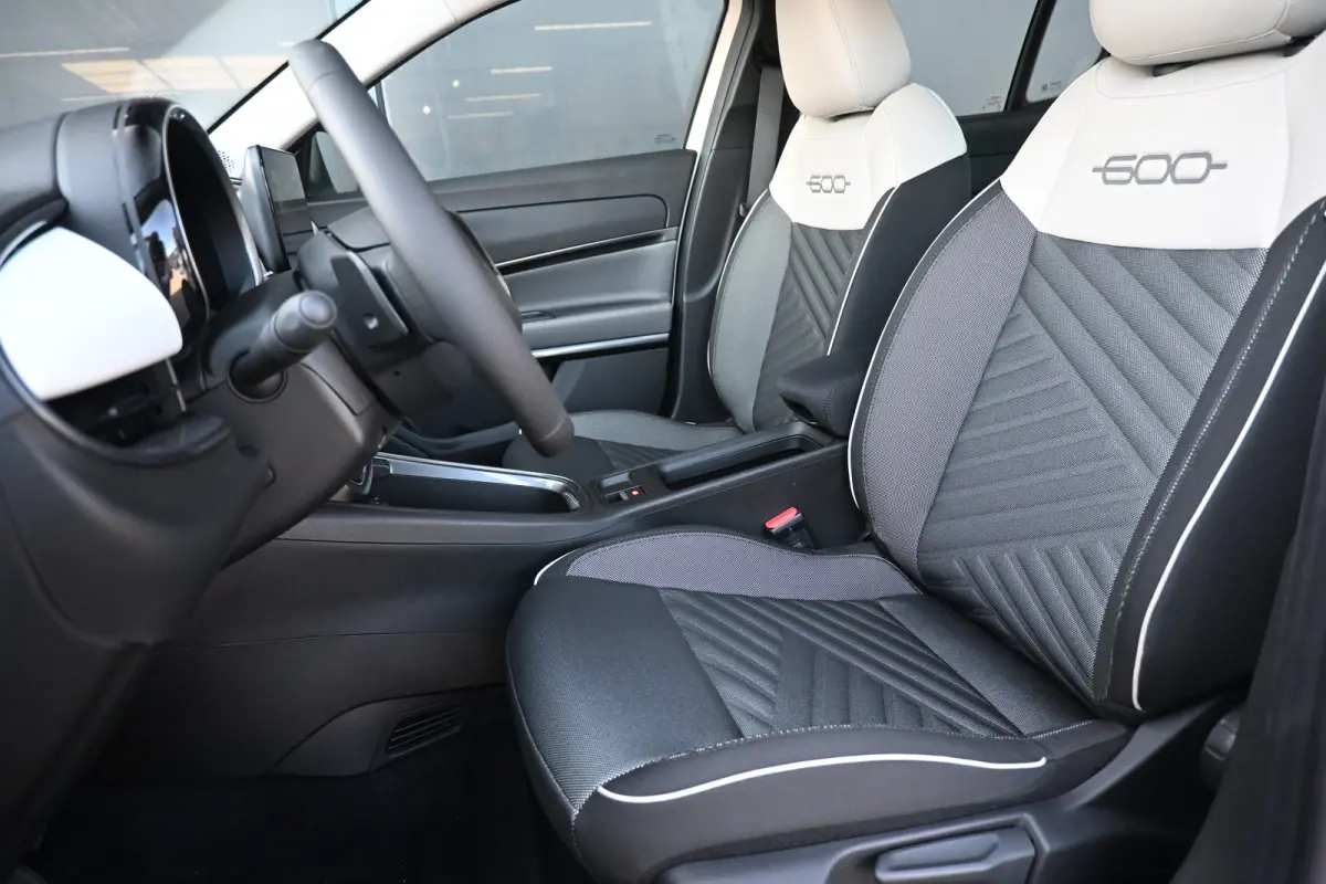Icon VOORRAAD-ACTIE! | 8 Jaar Fabrieksgarantie | ALL-seasonbanden | Carplay | Stoelverwarming