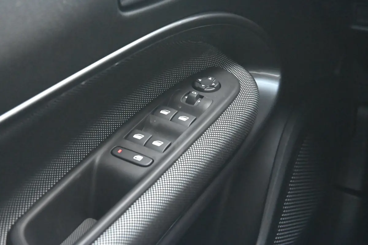 Icon VOORRAAD-ACTIE! | 8 Jaar Fabrieksgarantie | ALL-seasonbanden | Carplay | Stoelverwarming