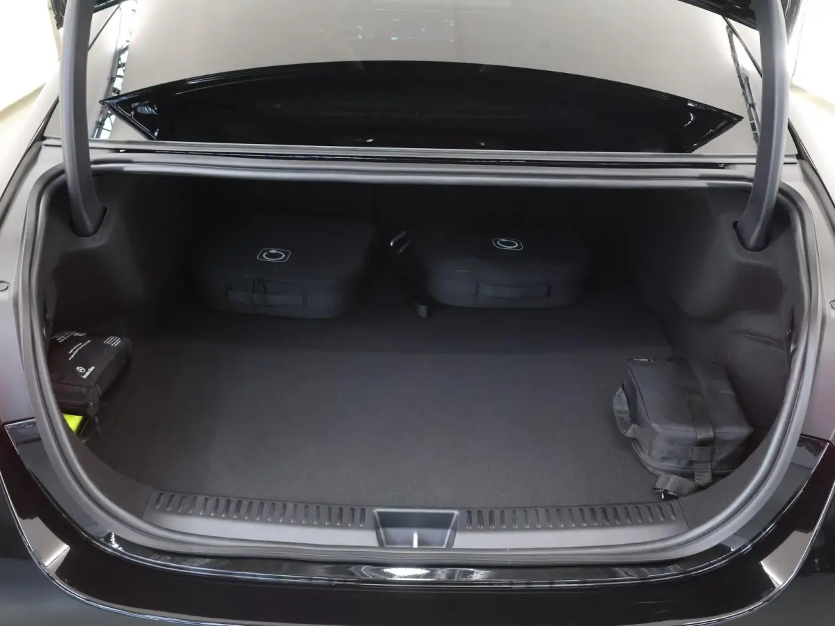 300e Sport Edition | Panoramaschuifdak | Nightpakket | Premium plus pakket | Rijassistentiepakket Plus | Stoelventilatie | Burmester | 360° camera |