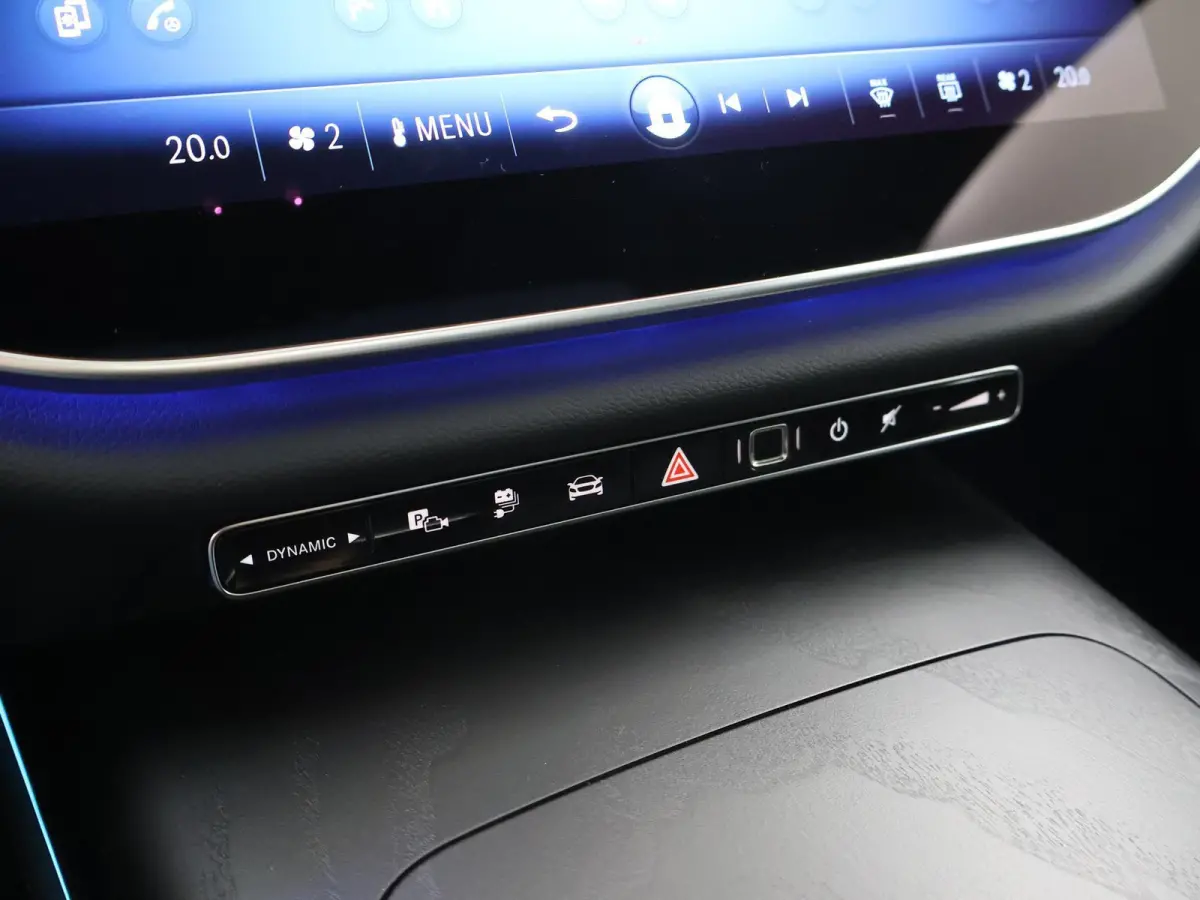 300e Sport Edition | Panoramaschuifdak | Nightpakket | Premium plus pakket | Rijassistentiepakket Plus | Stoelventilatie | Burmester | 360° camera |