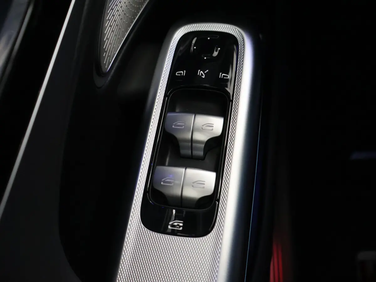 300e Sport Edition | Panoramaschuifdak | Nightpakket | Premium plus pakket | Rijassistentiepakket Plus | Stoelventilatie | Burmester | 360° camera |