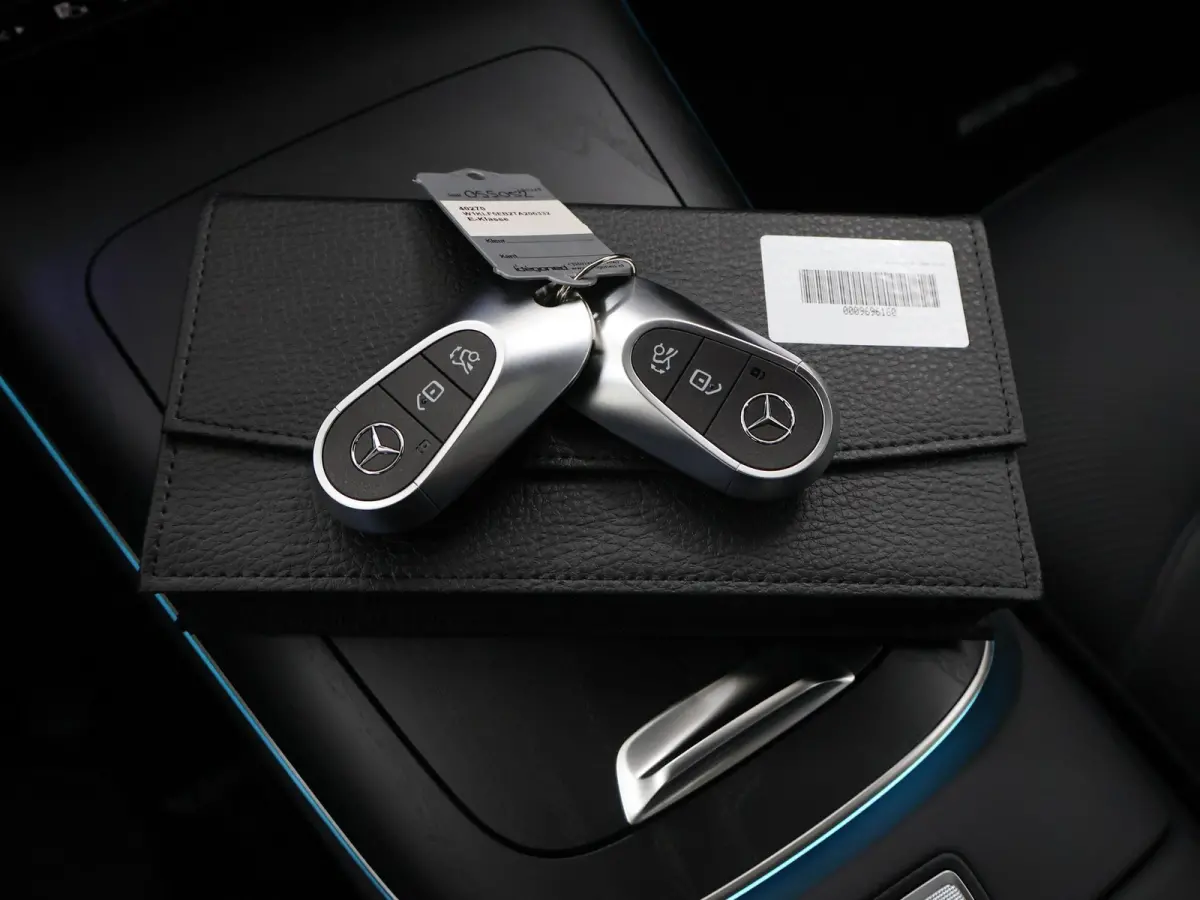 300e Sport Edition | Panoramaschuifdak | Nightpakket | Premium plus pakket | Rijassistentiepakket Plus | Stoelventilatie | Burmester | 360° camera |