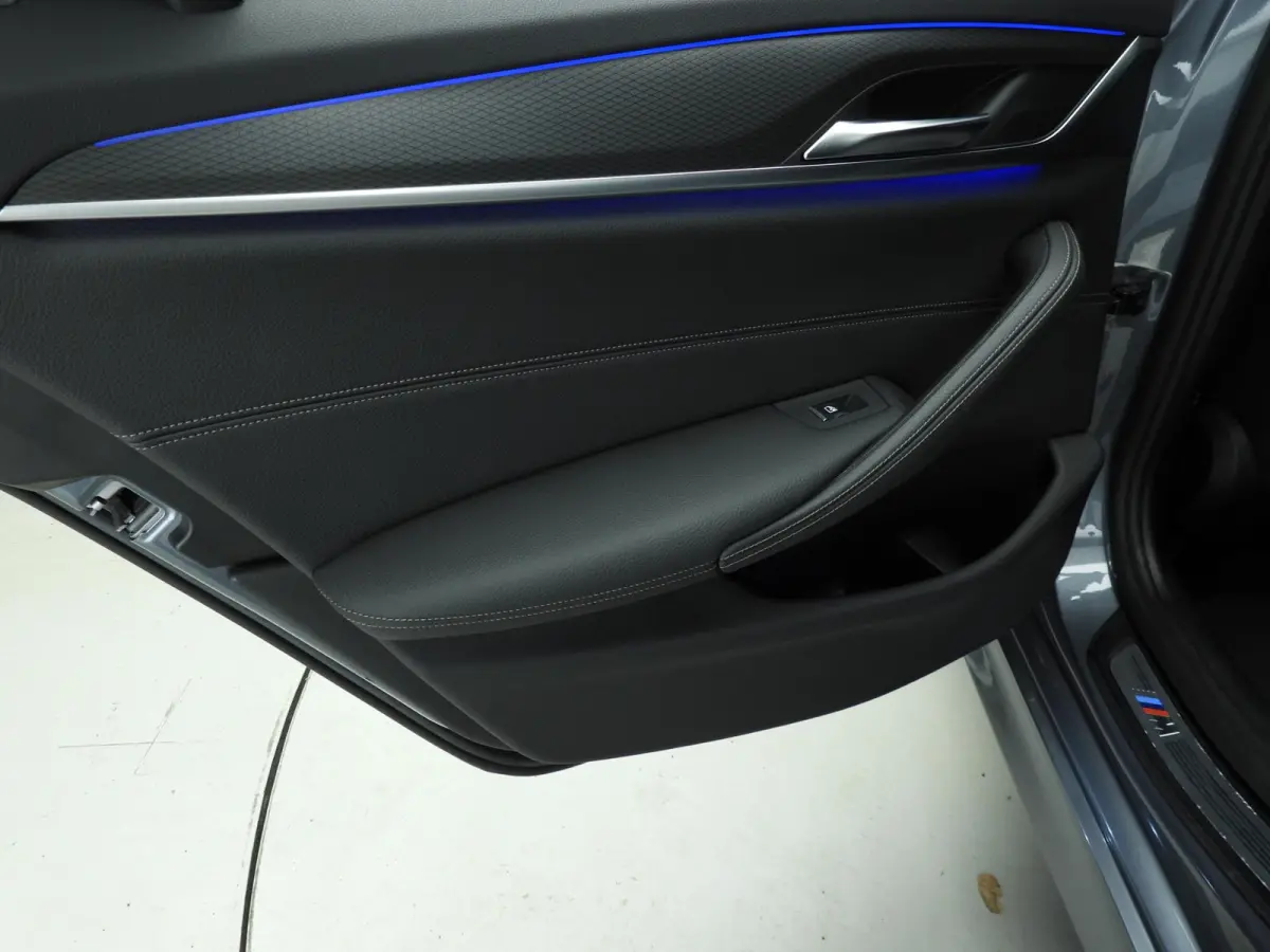 530i | M-Sportpakket | Laserlicht | Leder | Navigatie | Comfortzetels | Stoelverwarming | DAB | Hifi speakers | Alu 18 inch