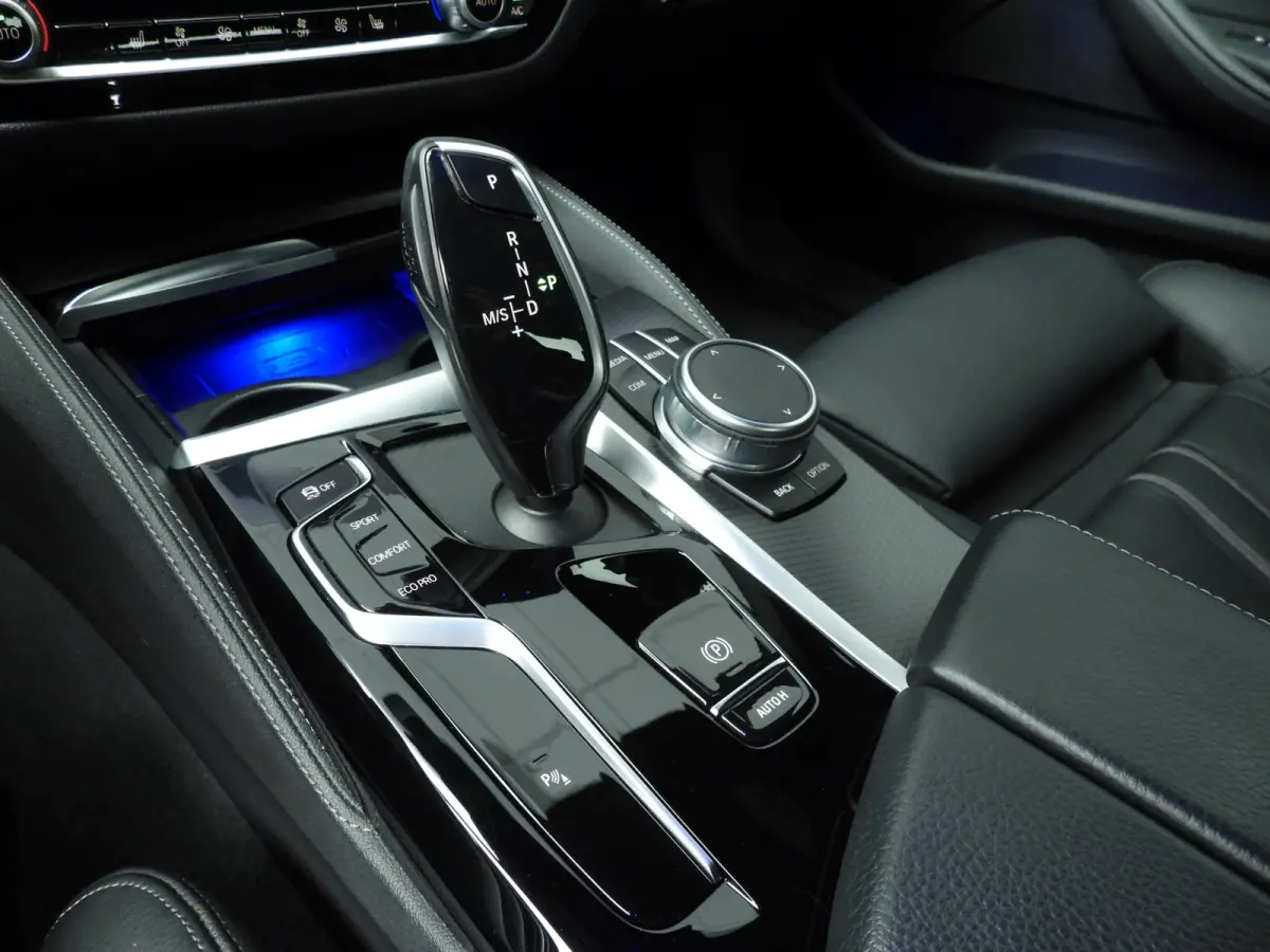530i | M-Sportpakket | Laserlicht | Leder | Navigatie | Comfortzetels | Stoelverwarming | DAB | Hifi speakers | Alu 18 inch