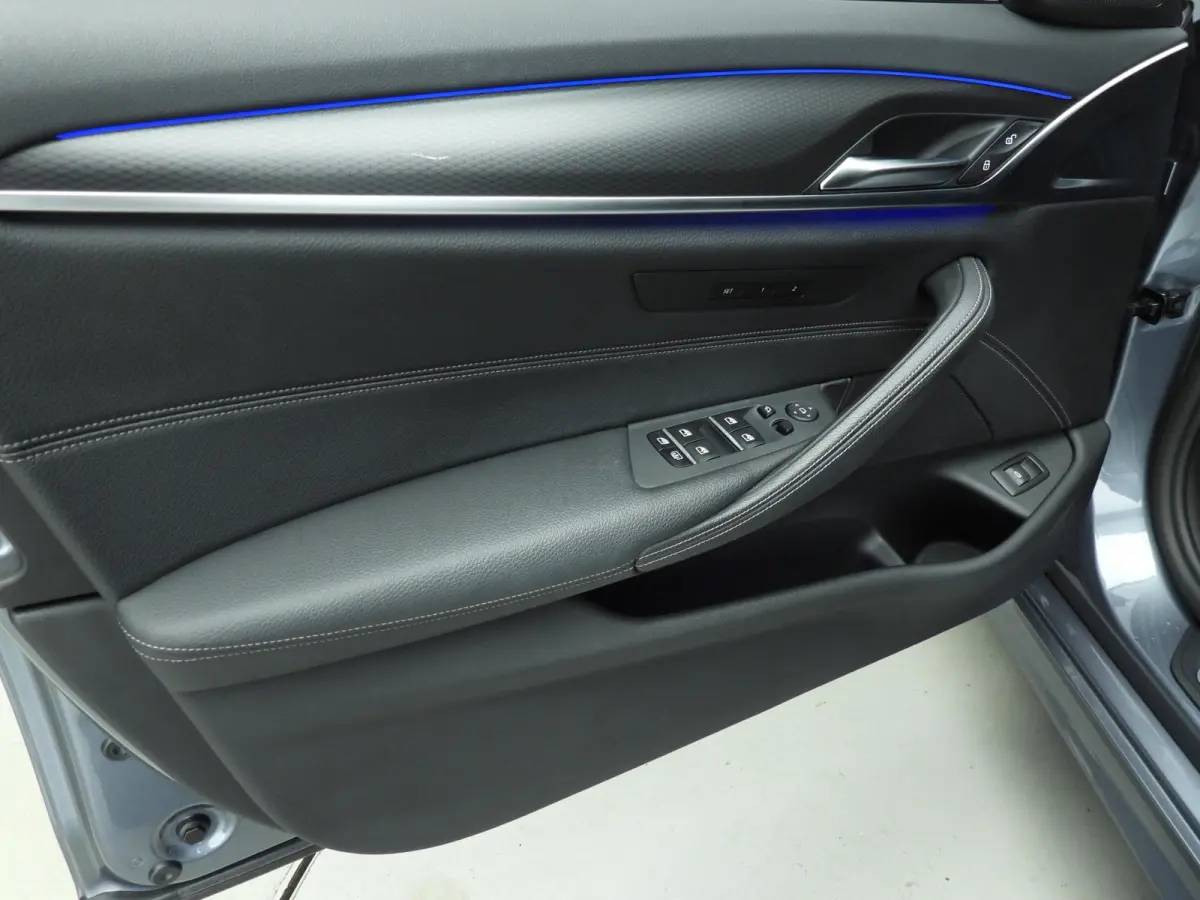 530i | M-Sportpakket | Laserlicht | Leder | Navigatie | Comfortzetels | Stoelverwarming | DAB | Hifi speakers | Alu 18 inch