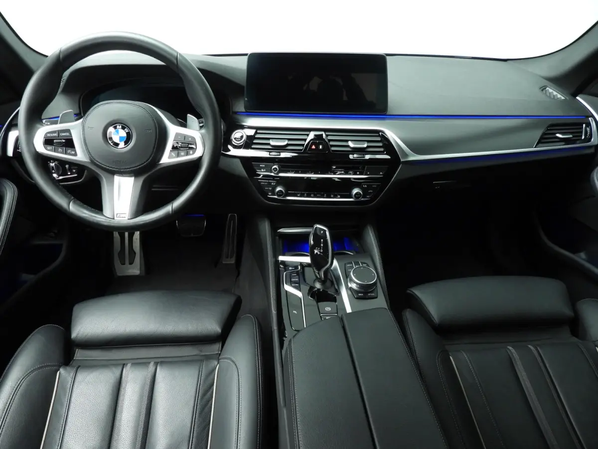 530i | M-Sportpakket | Laserlicht | Leder | Navigatie | Comfortzetels | Stoelverwarming | DAB | Hifi speakers | Alu 18 inch