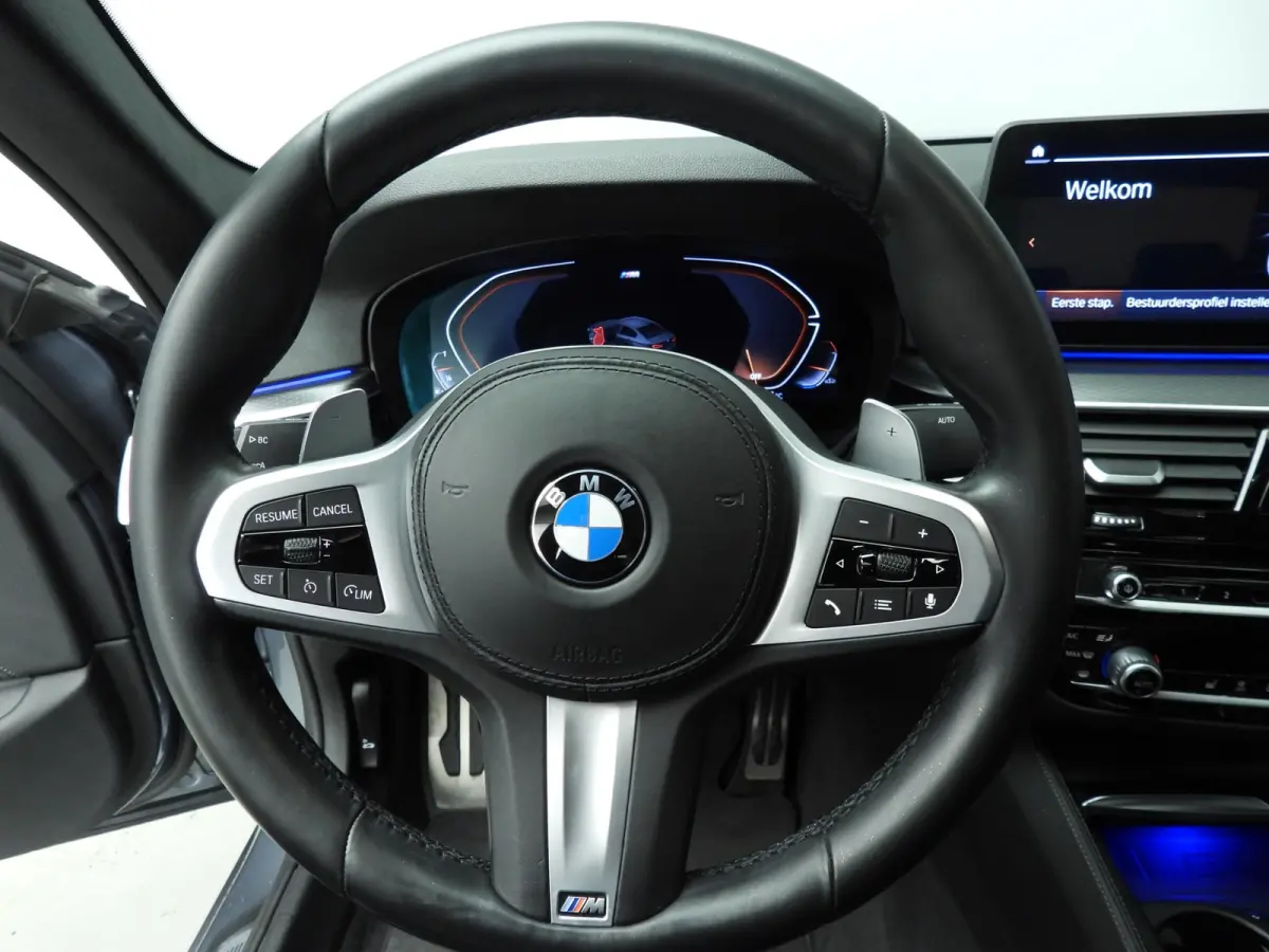 530i | M-Sportpakket | Laserlicht | Leder | Navigatie | Comfortzetels | Stoelverwarming | DAB | Hifi speakers | Alu 18 inch