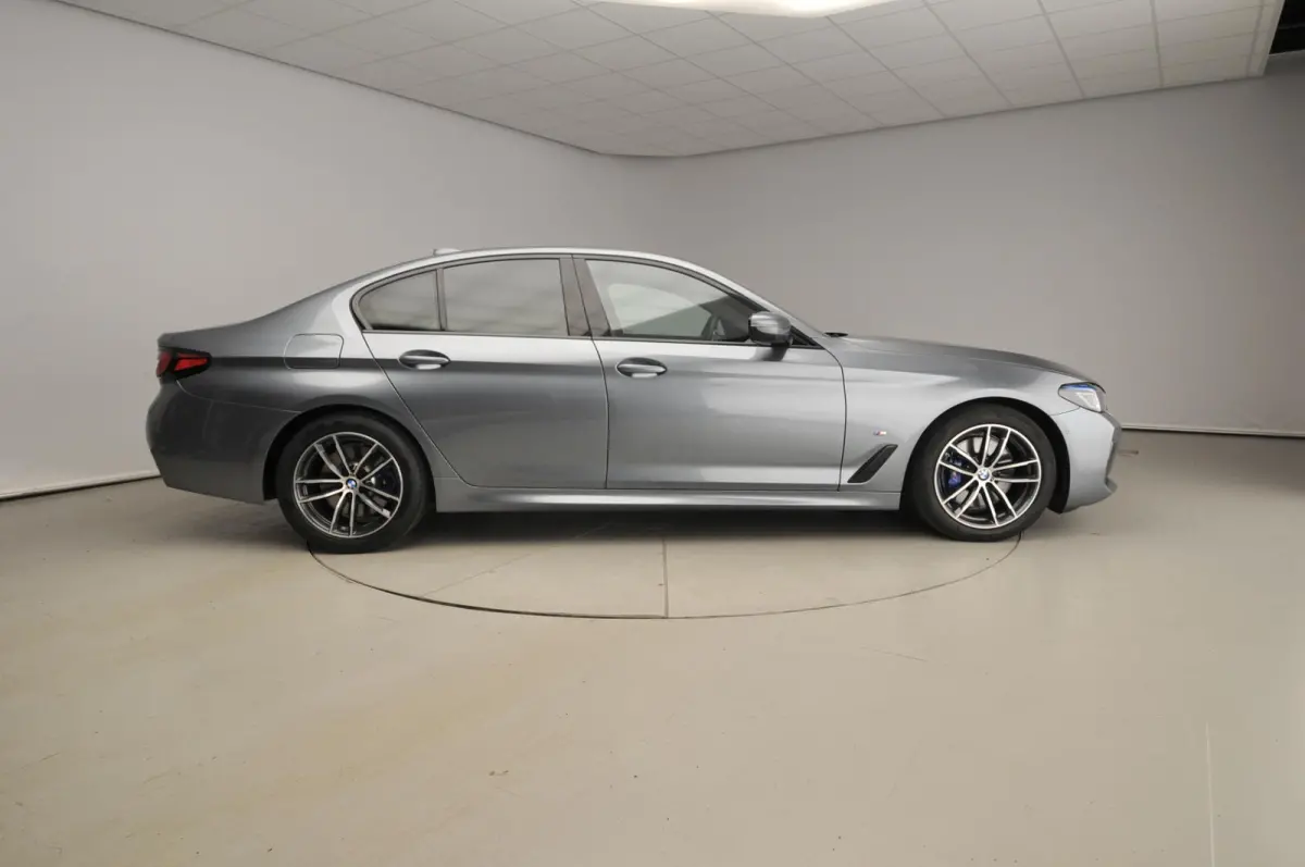 530i | M-Sportpakket | Laserlicht | Leder | Navigatie | Comfortzetels | Stoelverwarming | DAB | Hifi speakers | Alu 18 inch