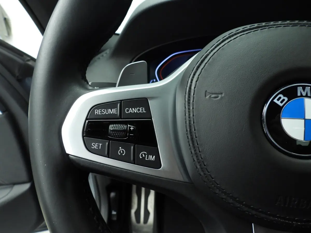 530i | M-Sportpakket | Laserlicht | Leder | Navigatie | Comfortzetels | Stoelverwarming | DAB | Hifi speakers | Alu 18 inch