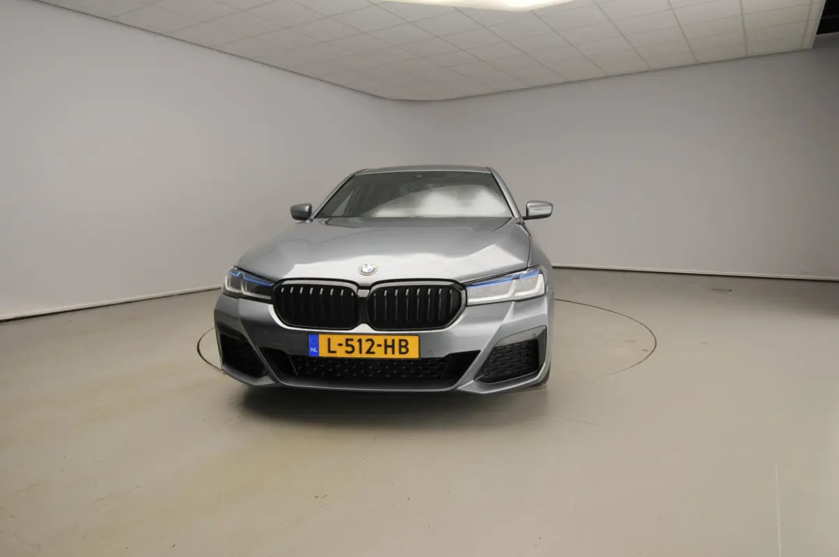530i | M-Sportpakket | Laserlicht | Leder | Navigatie | Comfortzetels | Stoelverwarming | DAB | Hifi speakers | Alu 18 inch