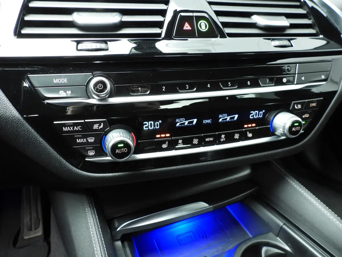530i | M-Sportpakket | Laserlicht | Leder | Navigatie | Comfortzetels | Stoelverwarming | DAB | Hifi speakers | Alu 18 inch