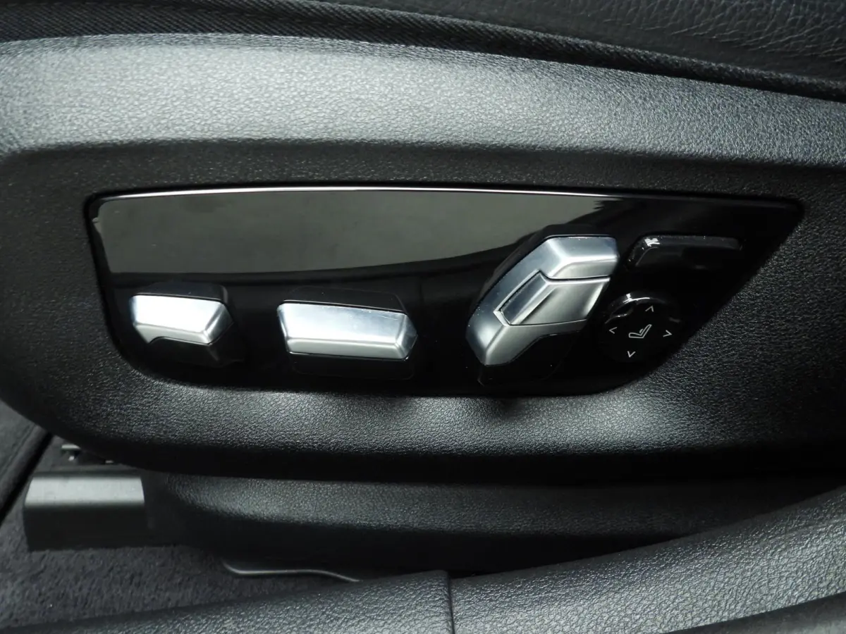 530i | M-Sportpakket | Laserlicht | Leder | Navigatie | Comfortzetels | Stoelverwarming | DAB | Hifi speakers | Alu 18 inch