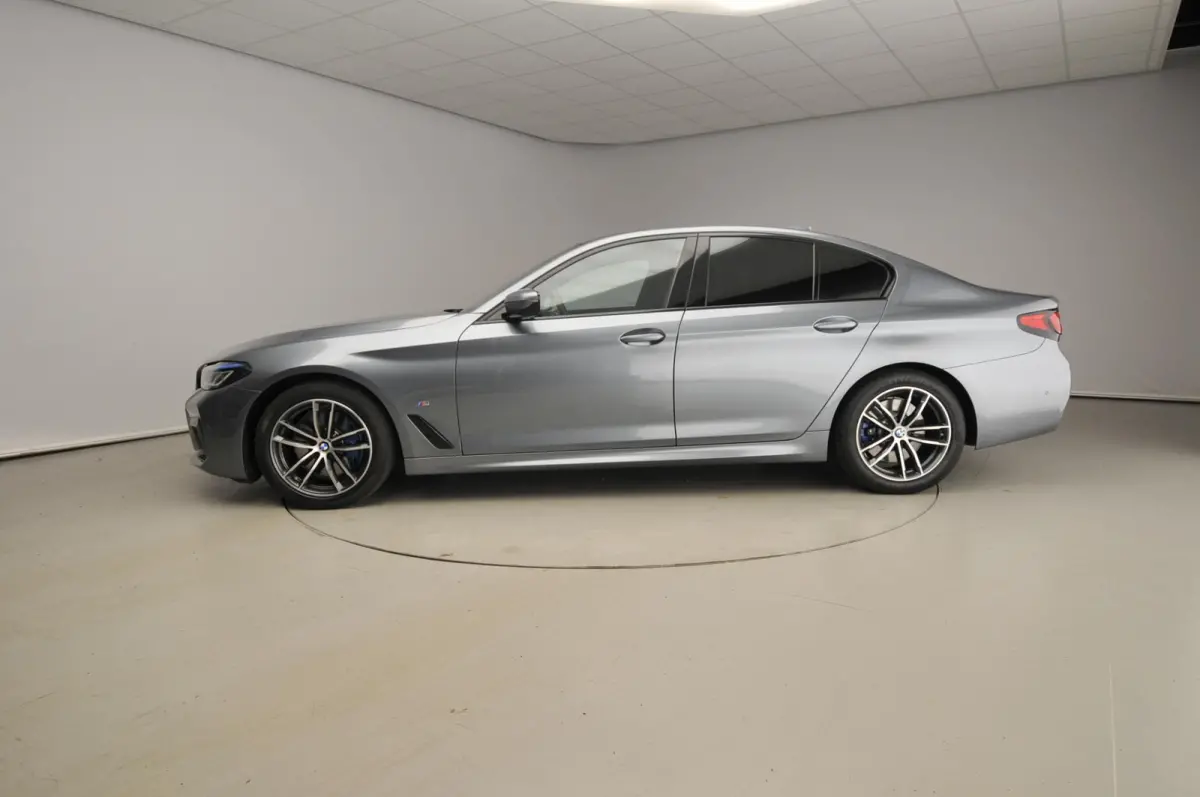 530i | M-Sportpakket | Laserlicht | Leder | Navigatie | Comfortzetels | Stoelverwarming | DAB | Hifi speakers | Alu 18 inch