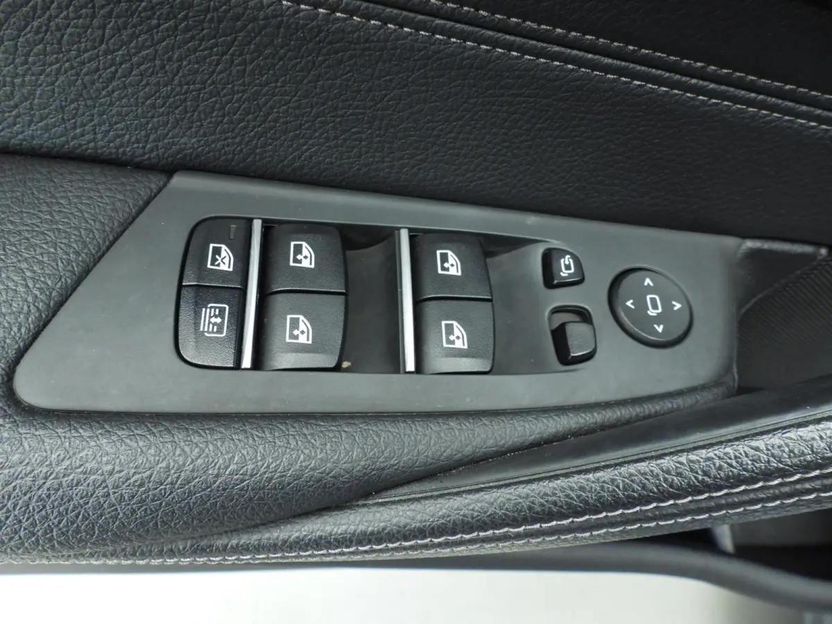 530i | M-Sportpakket | Laserlicht | Leder | Navigatie | Comfortzetels | Stoelverwarming | DAB | Hifi speakers | Alu 18 inch