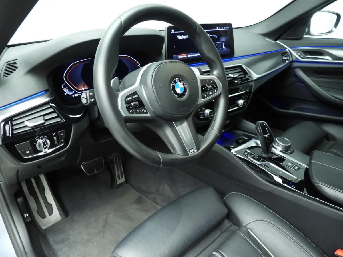 530i | M-Sportpakket | Laserlicht | Leder | Navigatie | Comfortzetels | Stoelverwarming | DAB | Hifi speakers | Alu 18 inch