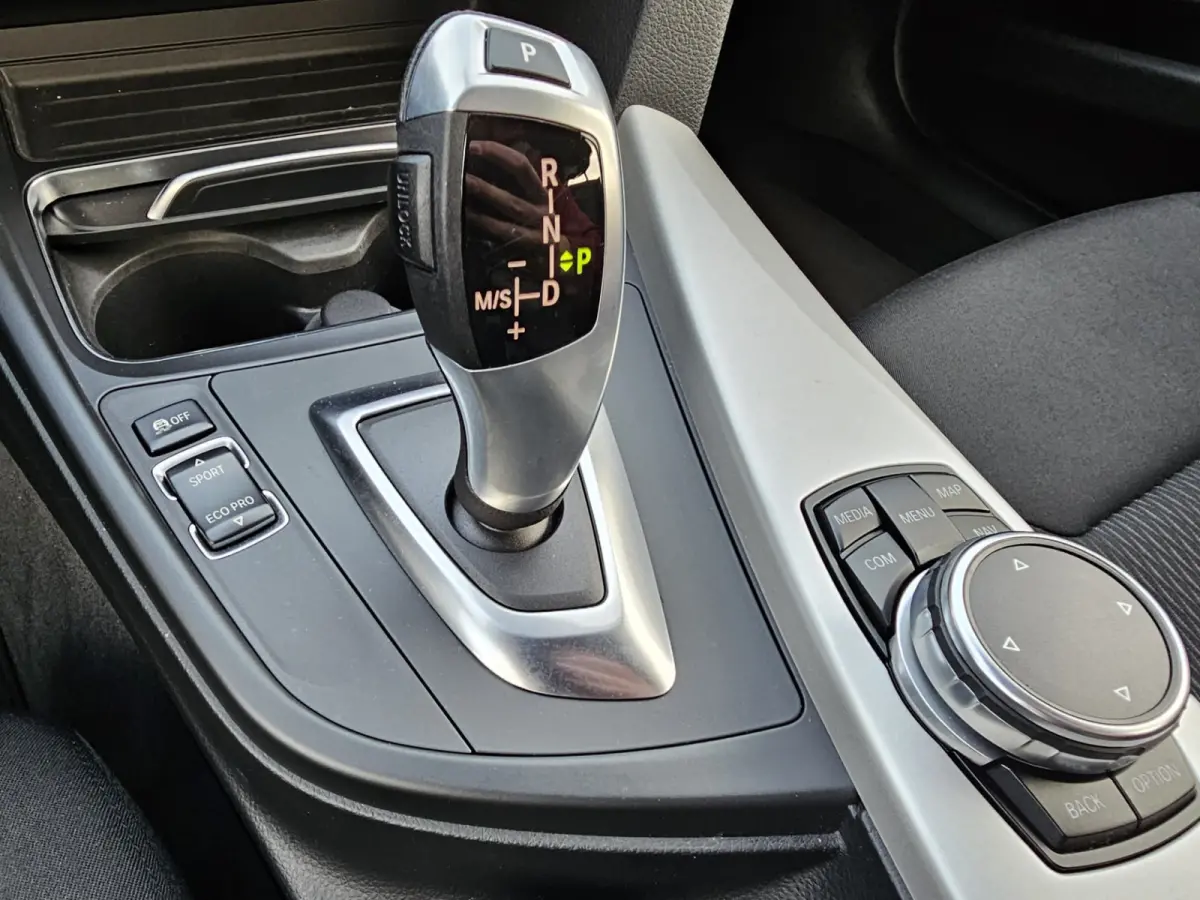 320i Centennial High Executive | Automaat | Navi | Stoelverwarming | LED | Cruise | PDC |