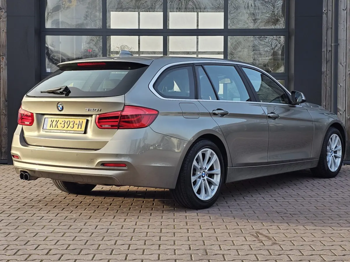 320i Centennial High Executive | Automaat | Navi | Stoelverwarming | LED | Cruise | PDC |