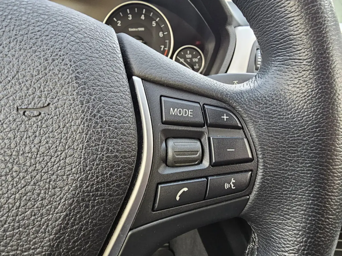 320i Centennial High Executive | Automaat | Navi | Stoelverwarming | LED | Cruise | PDC |
