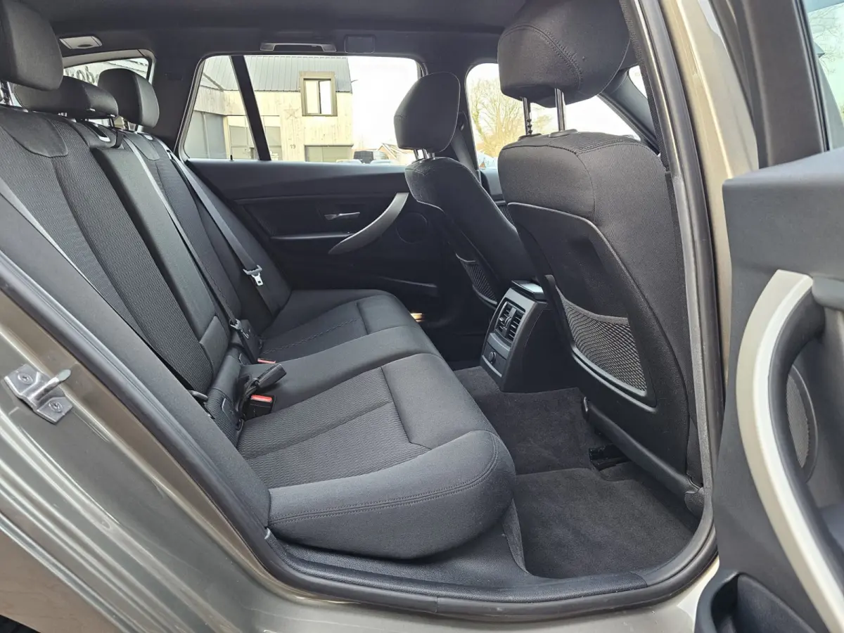 320i Centennial High Executive | Automaat | Navi | Stoelverwarming | LED | Cruise | PDC |