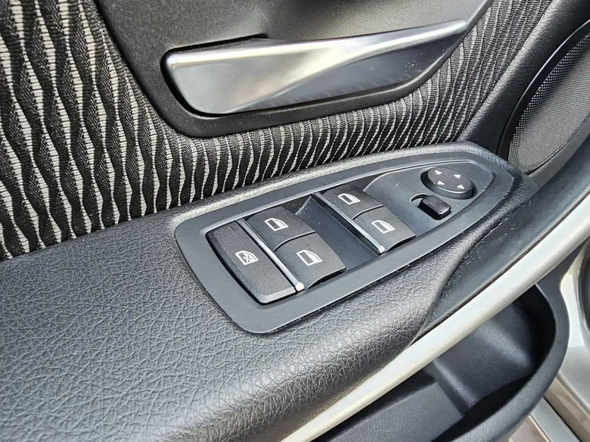 320i Centennial High Executive | Automaat | Navi | Stoelverwarming | LED | Cruise | PDC |