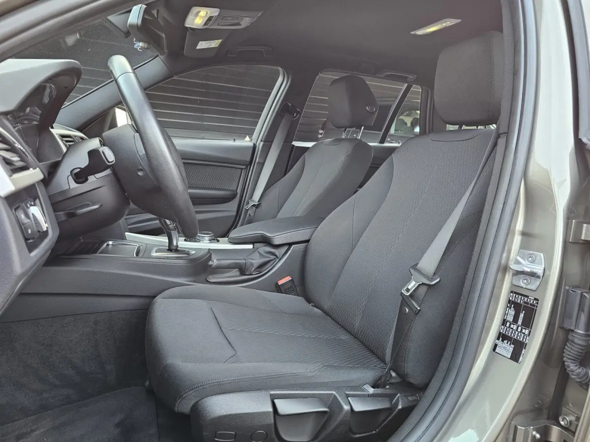320i Centennial High Executive | Automaat | Navi | Stoelverwarming | LED | Cruise | PDC |