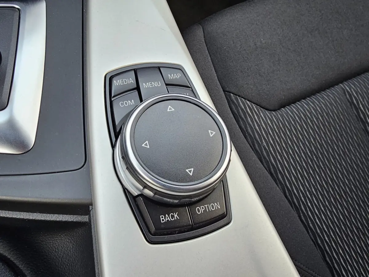 320i Centennial High Executive | Automaat | Navi | Stoelverwarming | LED | Cruise | PDC |