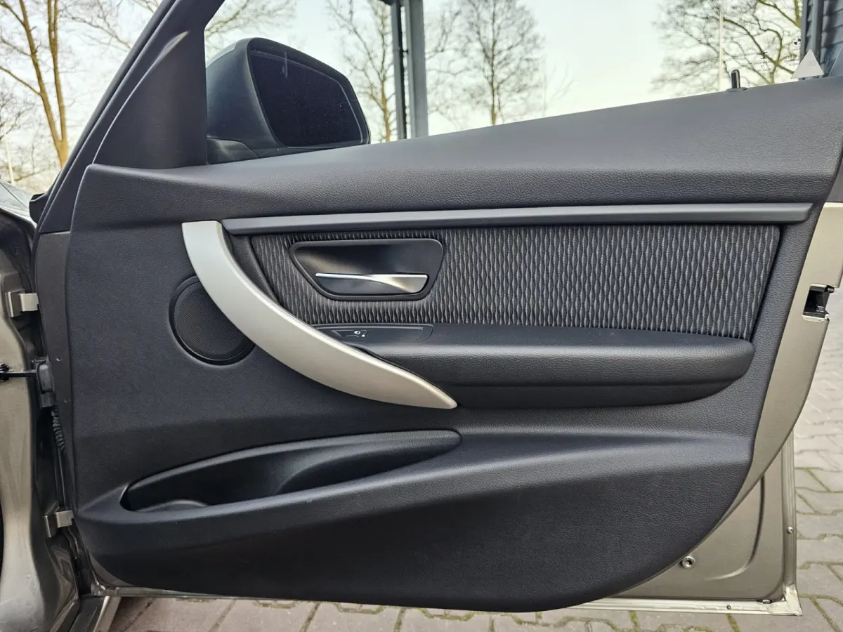 320i Centennial High Executive | Automaat | Navi | Stoelverwarming | LED | Cruise | PDC |