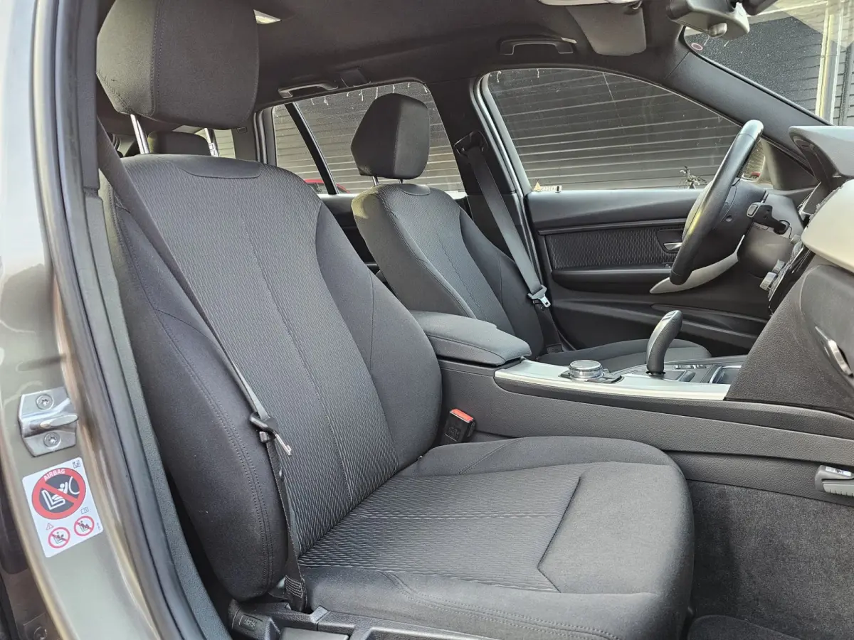 320i Centennial High Executive | Automaat | Navi | Stoelverwarming | LED | Cruise | PDC |