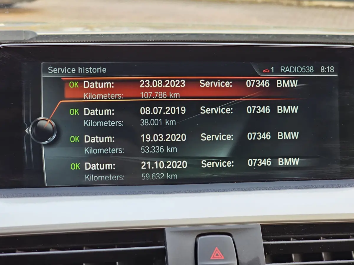 320i Centennial High Executive | Automaat | Navi | Stoelverwarming | LED | Cruise | PDC |