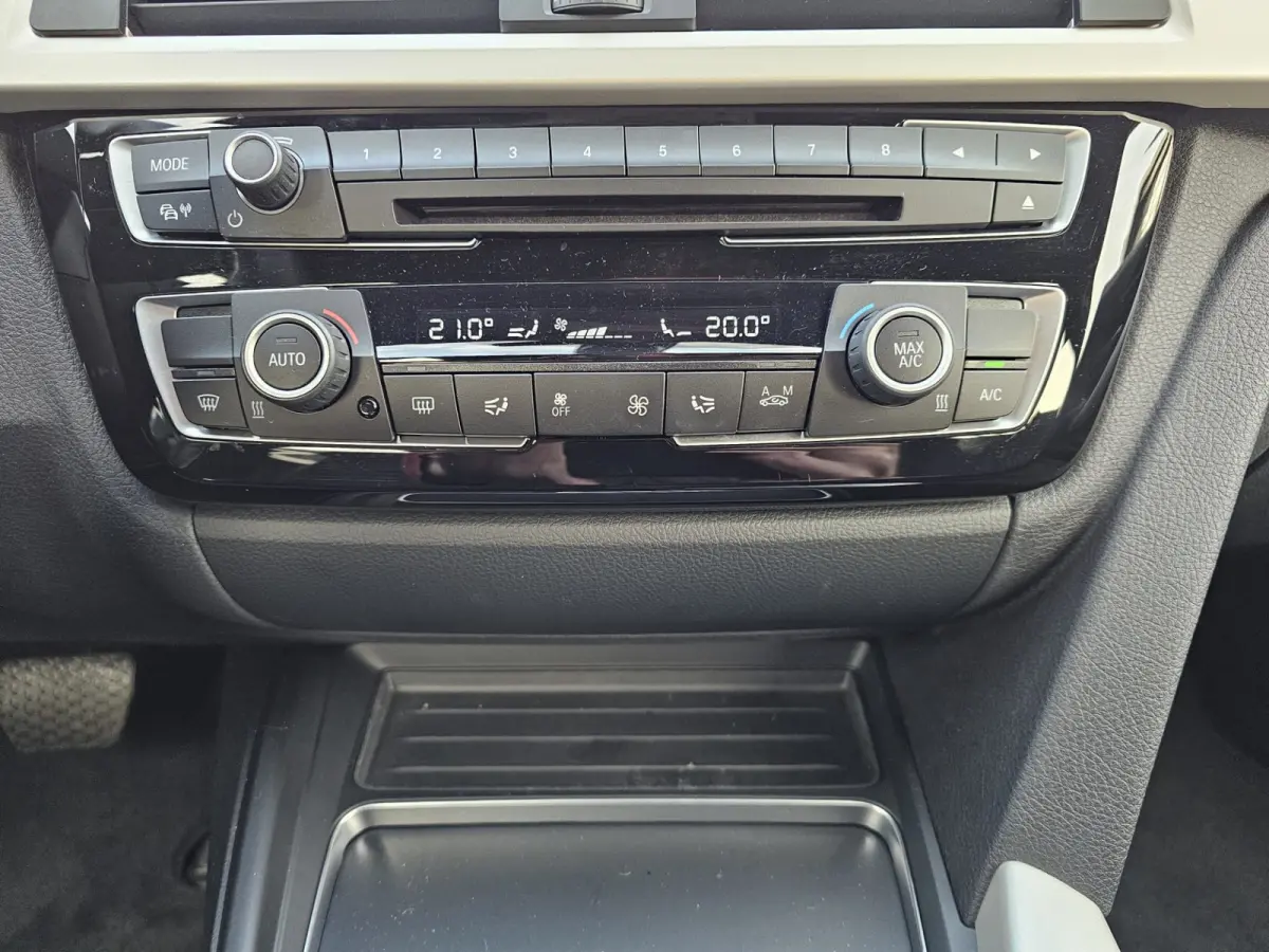 320i Centennial High Executive | Automaat | Navi | Stoelverwarming | LED | Cruise | PDC |