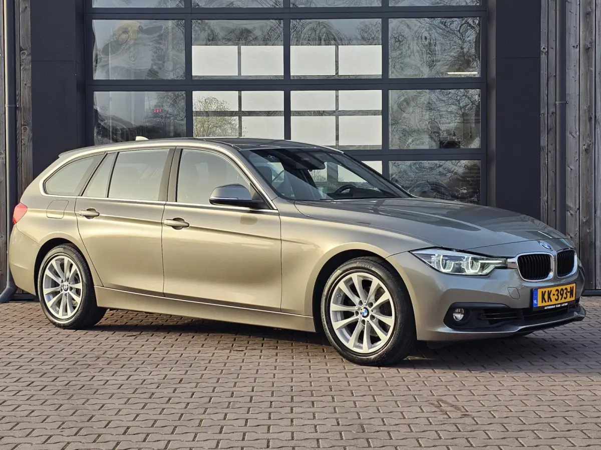 320i Centennial High Executive | Automaat | Navi | Stoelverwarming | LED | Cruise | PDC |