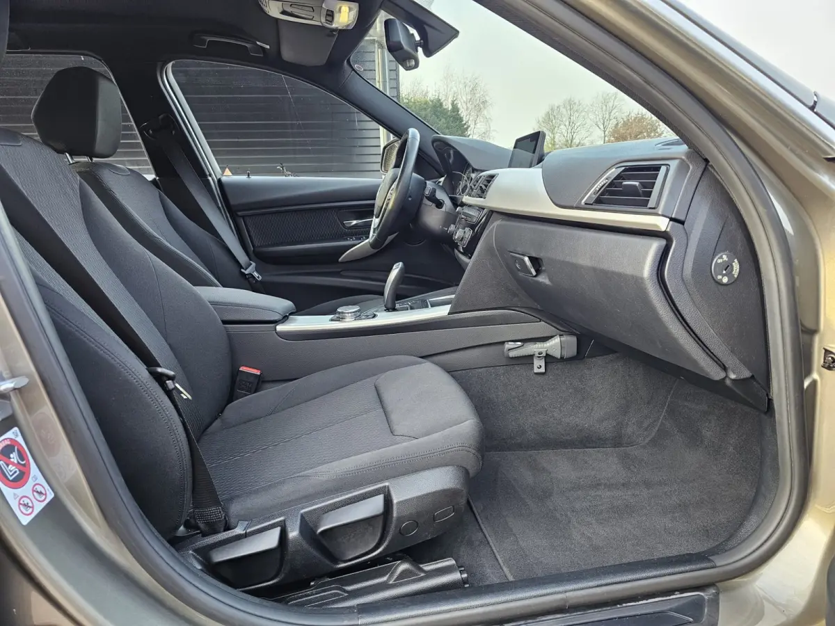 320i Centennial High Executive | Automaat | Navi | Stoelverwarming | LED | Cruise | PDC |