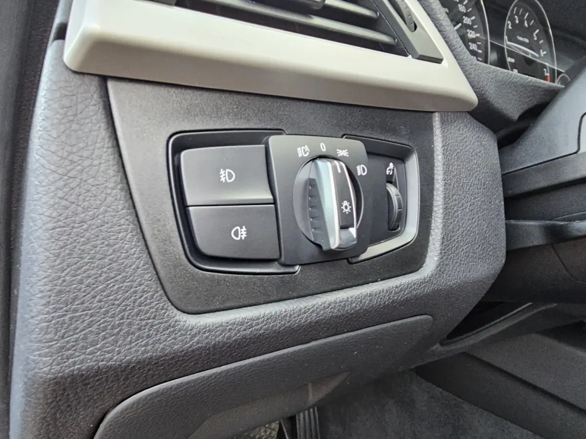 320i Centennial High Executive | Automaat | Navi | Stoelverwarming | LED | Cruise | PDC |