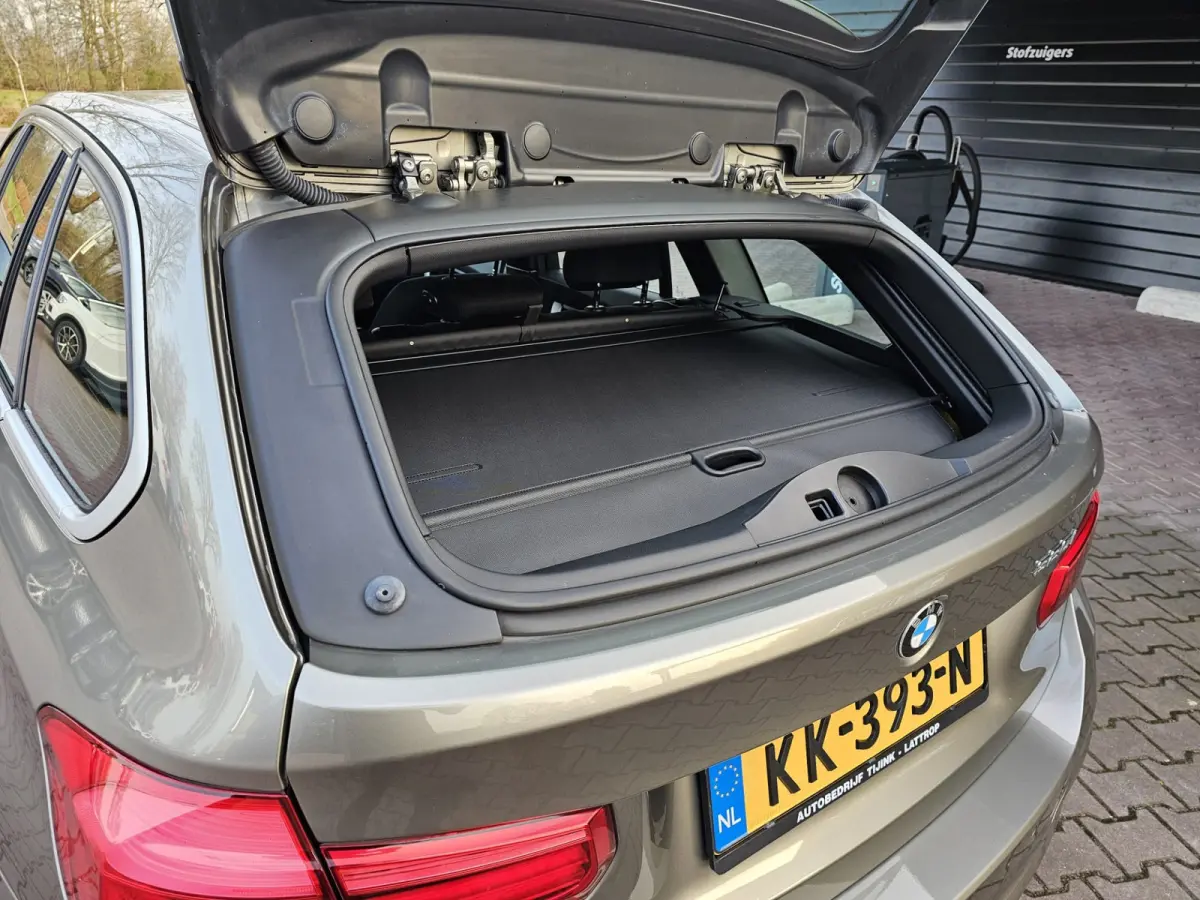320i Centennial High Executive | Automaat | Navi | Stoelverwarming | LED | Cruise | PDC |